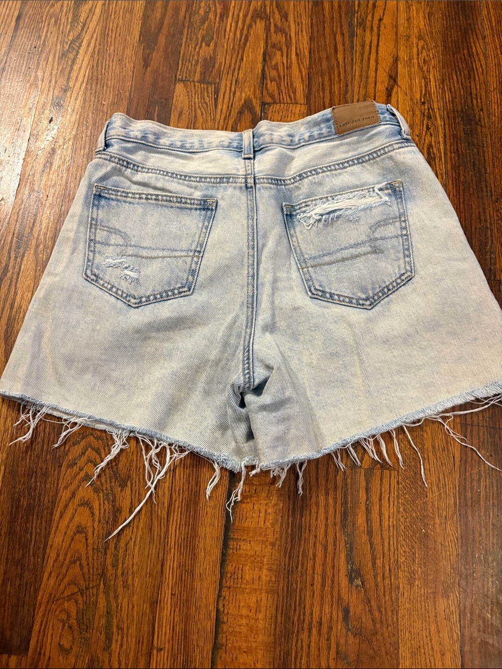 🎉American Eagle Outfitters Light Wash Distressed Denim Shorts - Picture 3 of 3